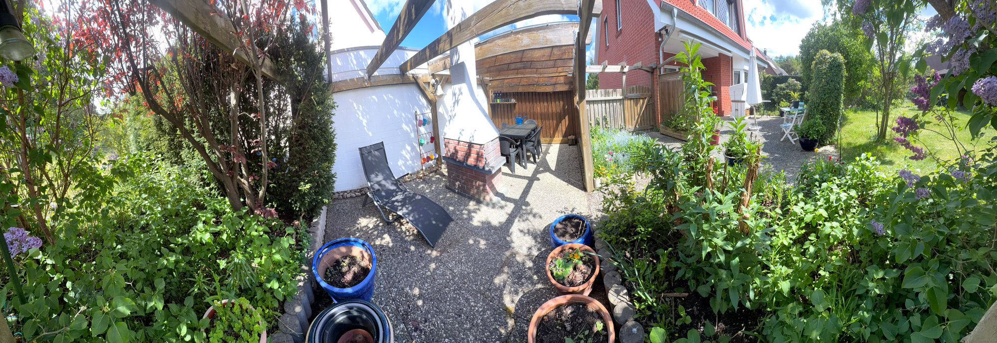 Terrasse mit Liegestuhl