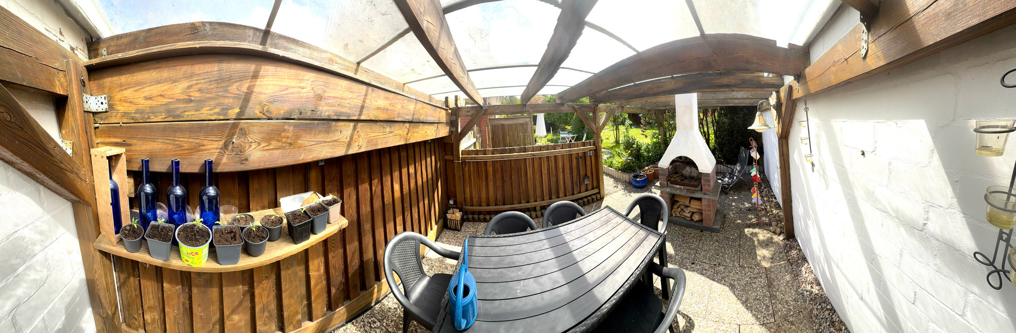 Pergola mit Tisch und Grill